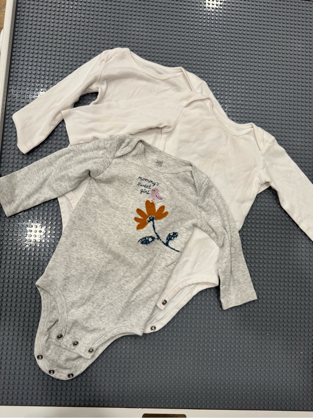 Carter’s long sleeve 3pack bodysuit size 9month